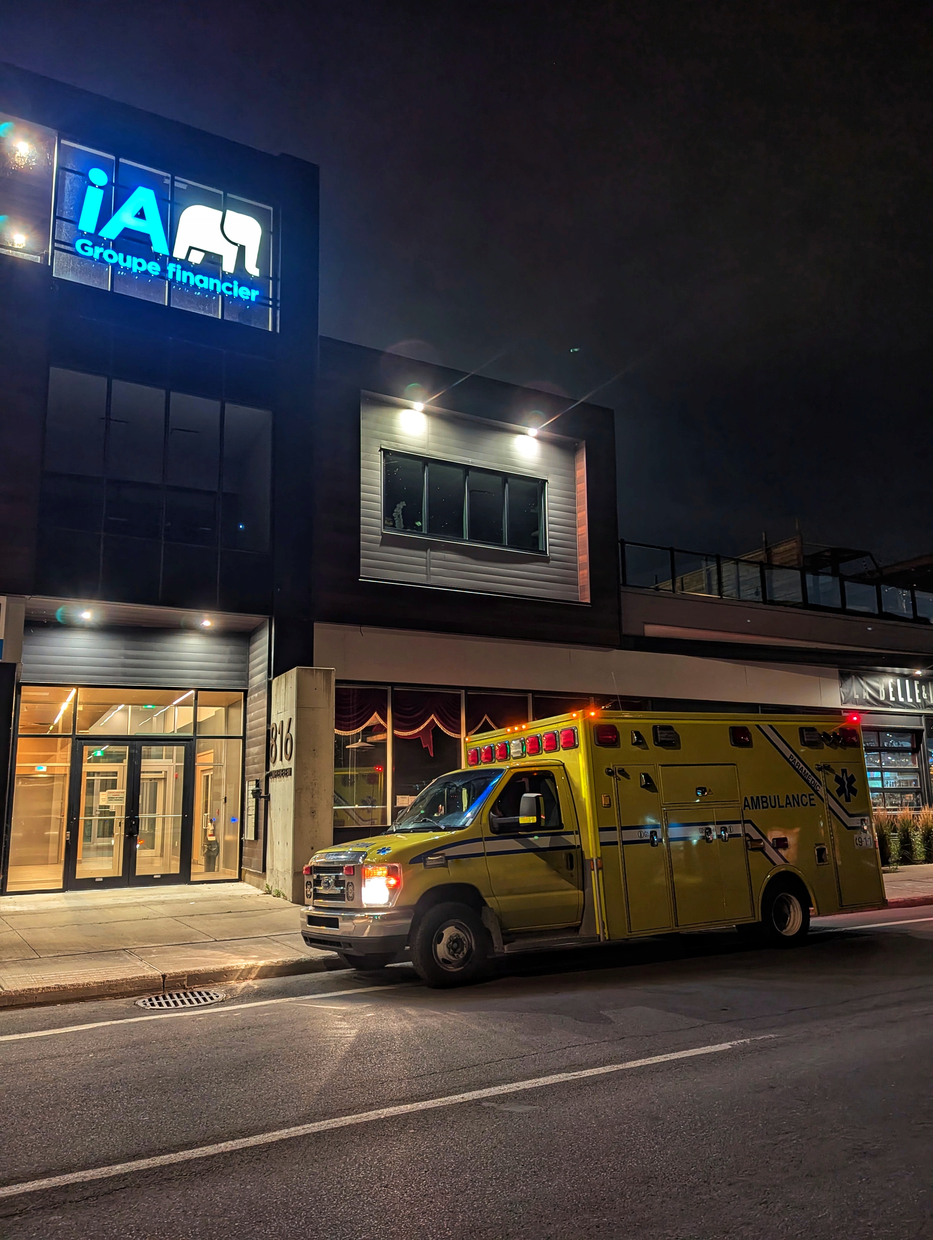 Ambulance devant le bureau iA Groupe financier