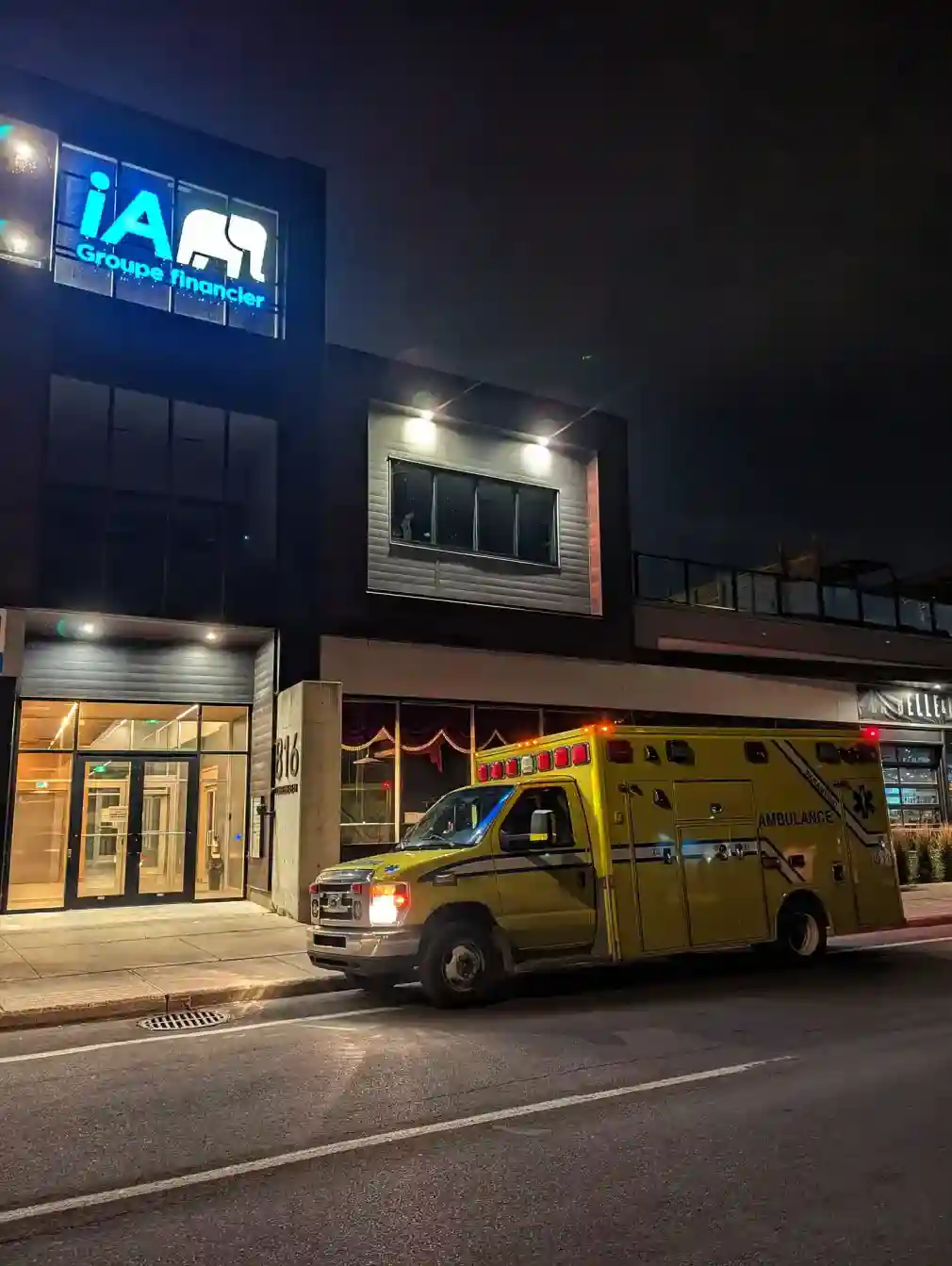 Ambulance devant le bureau iA Groupe financier